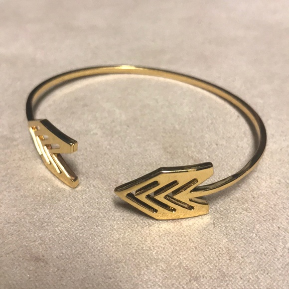 Gold arrow cuff bracelet - Picture 2 of 4